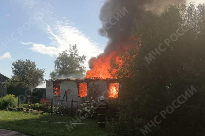 В брянской деревне под Клетней сгорел жилой дом 