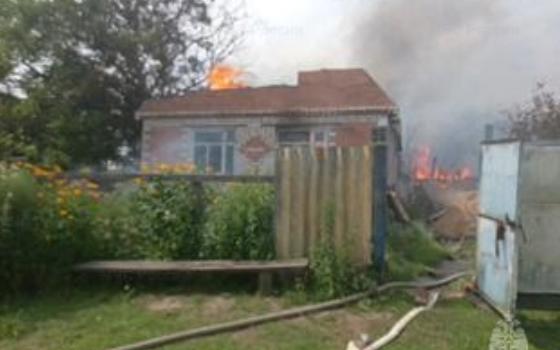 Жилой дом потушили три автоцистерны в Стародубском округе
