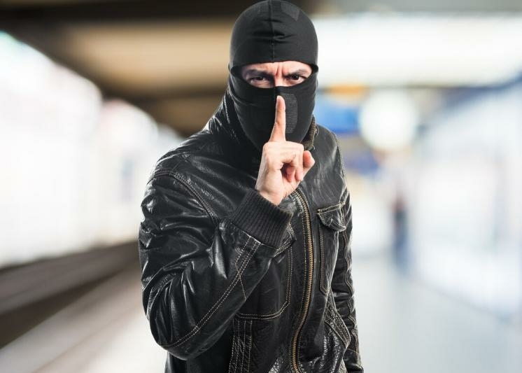 В брянских Клинцах мужчина 3 дня выносил спиртное и продукты из магазина