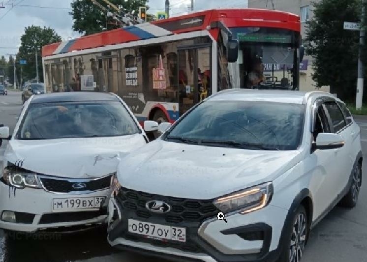 Спасатели ликвидировали последствия ДТП в Брянске
