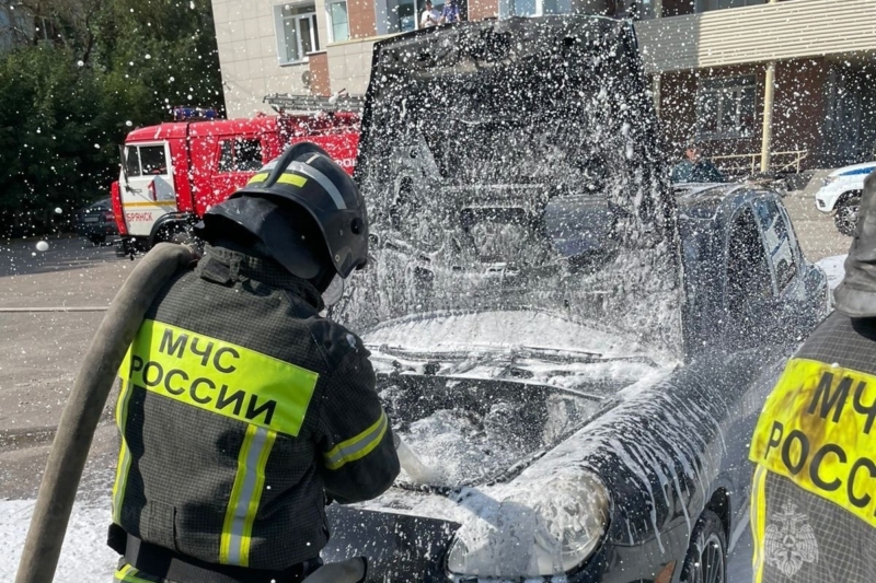 Легковушка сгорела в Брянске утром