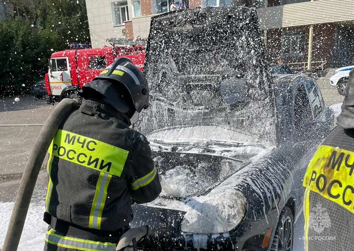 Легковушка сгорела в Брянске утром