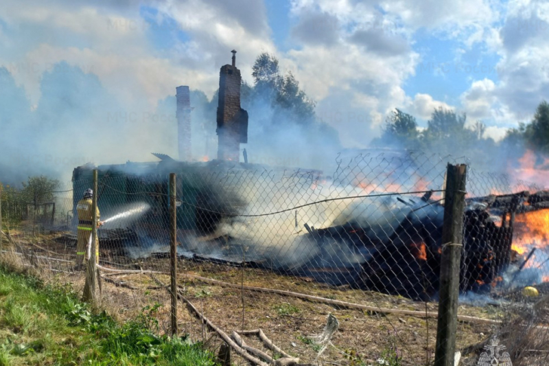 Жилой дом сгорел в Выгоничском районе накануне 