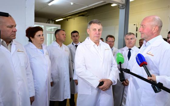 Брянский губернатор посетил крупный молокозавод в Почепе 