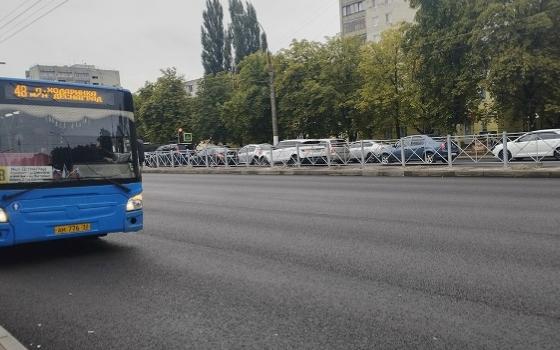 Рабочие обустраивают дополнительную полосу для машин на проспекте Московском в Брянске