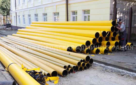 Рабочие прокладывают новый газопровод на улице Горького в Брянске