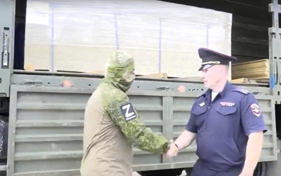 Брянские полицейские передали военным три тонны гуманитарного груза