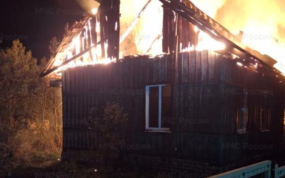 Человек пострадал на ночном пожаре в Клетне