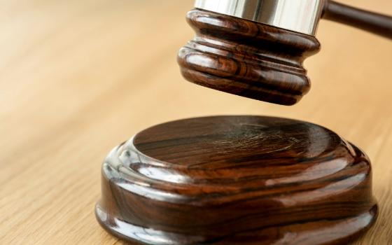 Брянский суд взыскал с курьера мошенников похищенные у пенсионера деньги