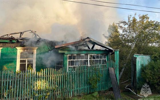 Четыре пожарные автоцистерны потушили жилой дом в Клетне