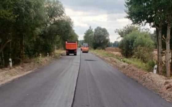 На брянской трассе Кветунь-Витемля рабочие обустраивают обочины