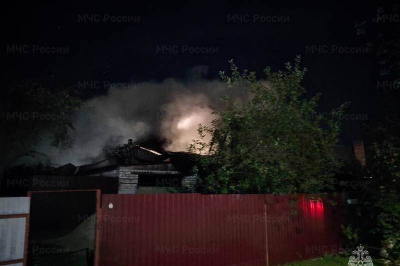 Жилой дом потушили пять автоцистерн в Брянске 