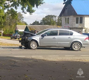 Брянские спасатели деблокировали застрявшего в повреждённой машине человека