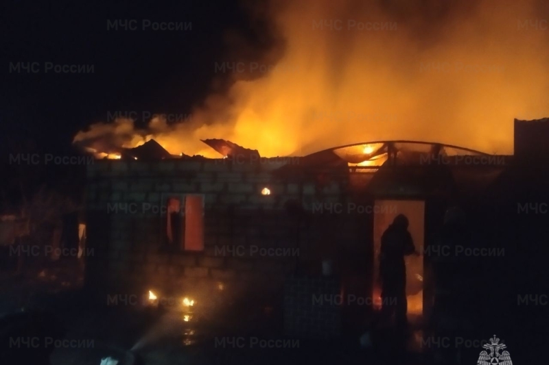Огонь повредил жилой дом в Погарском районе ночью
