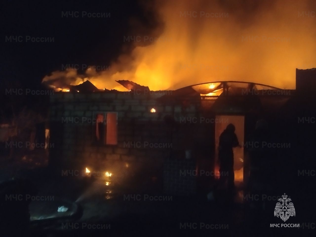 Огонь повредил  жилой дом в Погарском районе ночью
