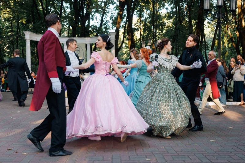 В брянском парке-музее прошёл бал 19 века 