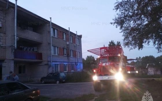 Спасатели эвакуировали 35 жильцов из горящей многоэтажки в Севске