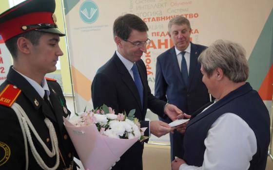 Полномочный представитель Президента РФ в ЦФО вручил награды брянским педагогам