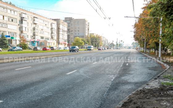 На проспекте Московском в Брянске рабочие уложили новый асфальт 