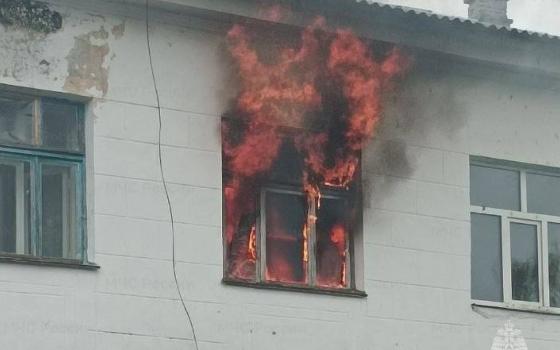 Трёх человек спасли пожарные из горящей многоэтажки в Белой Березке 
