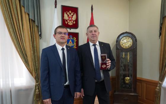 Глава луганской Брянки вручил почётный знак губернатору Брянской области