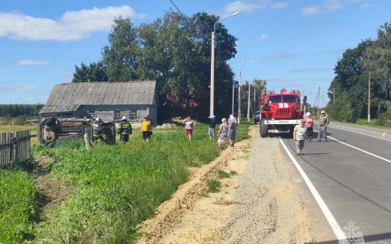 Спасатели вытащили пострадавшего из повреждённой машины в Мглинском районе