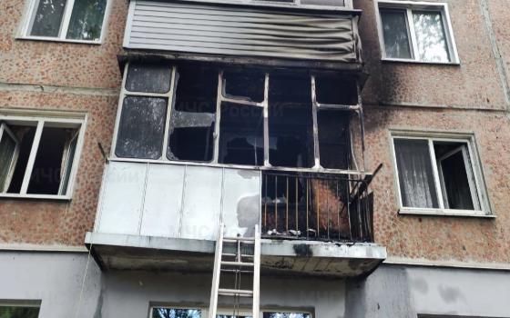 Двух человек спасли пожарные из горящей многоэтажки в Белых Берегах
