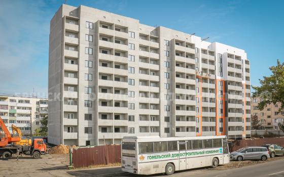 Белорусы красят в оранжевый фасад новой многоэтажки в Брянске