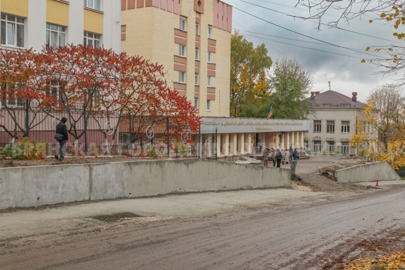 Возведение подпорной стены почти закончили рабочие на улице Горького в Брянске 