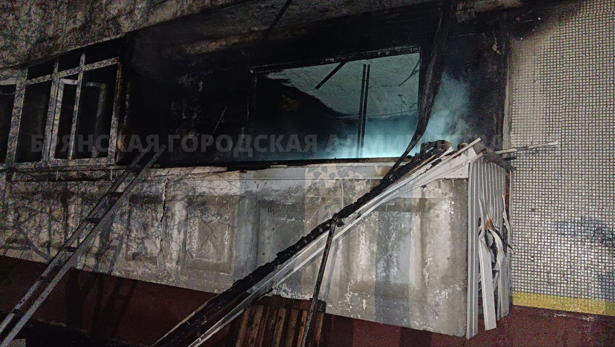Балкон загорелся в многоэтажке Брянска минувшей ночью