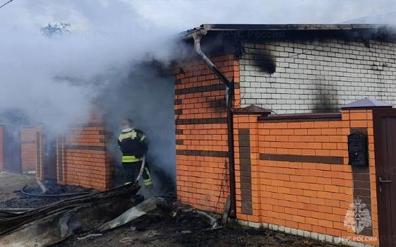 Легковой автомобиль сгорел в гараже в Брянске