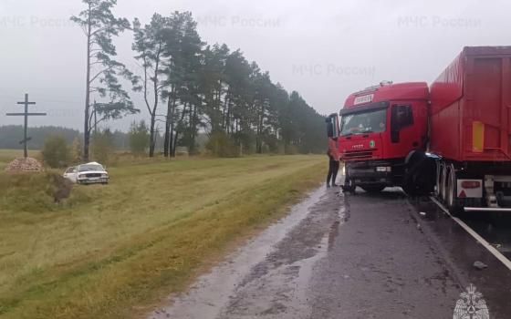 Фура и легковой автомобиль столкнулись накануне на брянской трассе