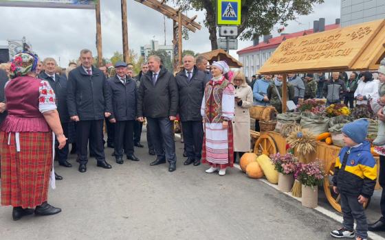 Брянская делегация посетила праздник сбора урожая в Гомельской области