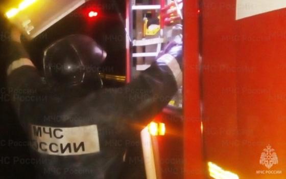 Пожарные спасли трёх человек из горящей многоэтажки в Сельцо