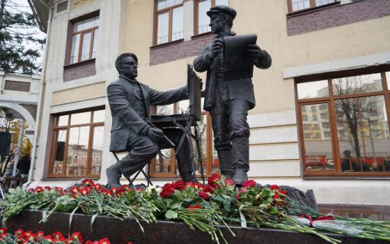 Памятник народным художникам братьям Ткачевым открыли в Брянске