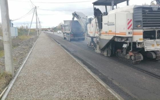 На улице Пролетарской в Большое Полпино рабочие строят тротуар
