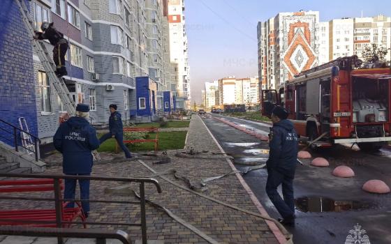 Двух человек спасли из горящей многоэтажки пожарные утром в среду