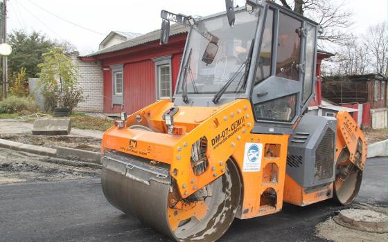 На улицы Горького в Брянске рабочие укладывают асфальт
