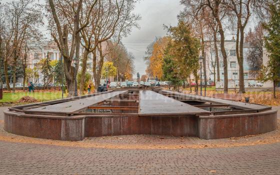 В сквере Карла Маркса в Брянске фонтан готовят к установке новогодней ёлки