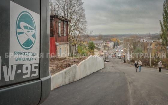 На улице Горького в Брянске рабочие уложили нижний слой асфальта