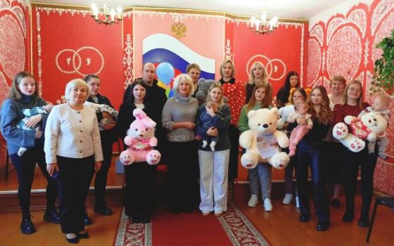 Семьи первенцев поздравили в Дубровском районе 