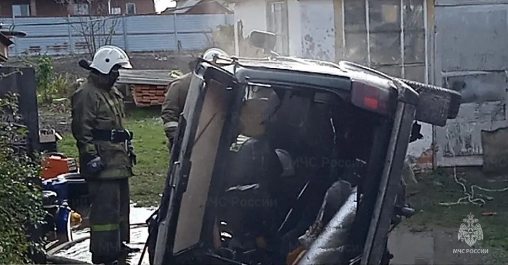 Легковой автомобиль потушили спасатели в Мглине