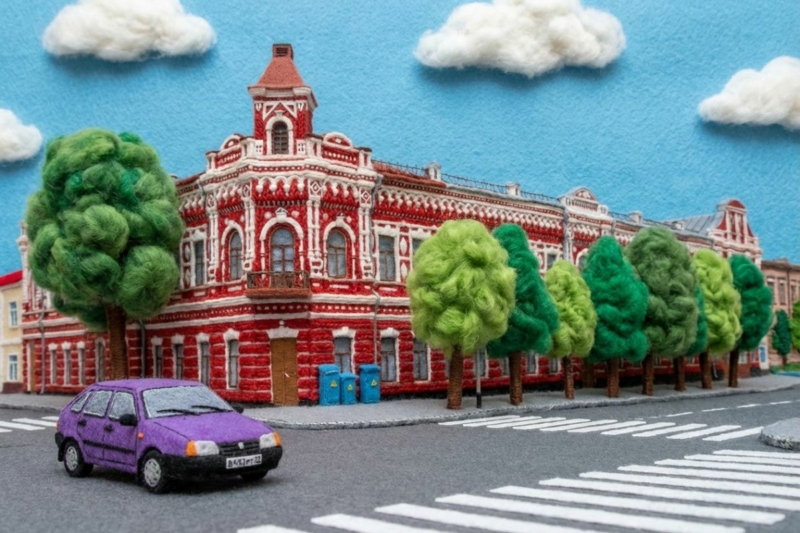 Брянск «связали». Как ИИ превратил город в арт-объект из пряжи 