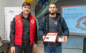 Первые семь брянских доноров были отмечены памятными значками Российского Красного Креста