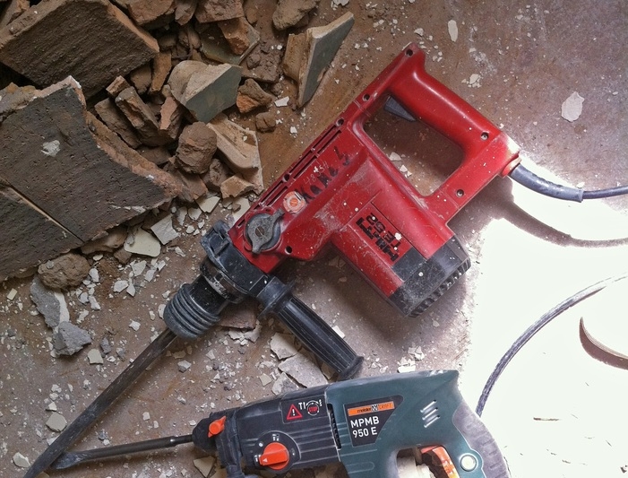 Кражу перфоратора из мастерской в Брянске раскрыли стражи порядка 