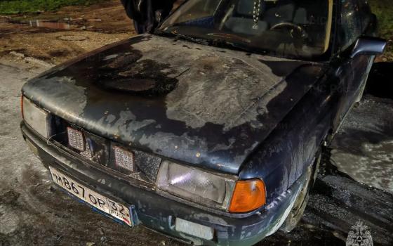 Легковой автомобиль загорелся в Клинцах накануне