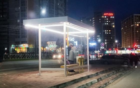 Современные остановки установили на улице Горбатова в Брянске во время капремонта