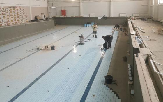 Подрядчик занимается отделкой чаши бассейна в новом спорткомплексе в Клетне