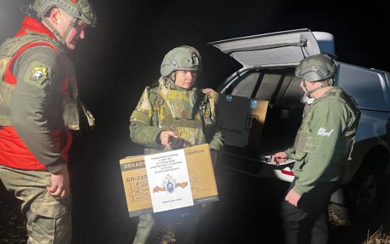 Брянские следователи передали посылки военным на границе региона