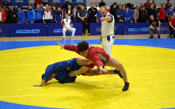 Первенство ЦФО по самбо стартовало в Брянске.